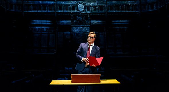 Toby Stephens as Tom Watson. Photo by T. Charles Erickson.