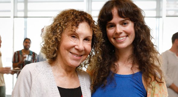 Rhea Perlman and Arielle Goldman. Photo by Chasi Annexy.